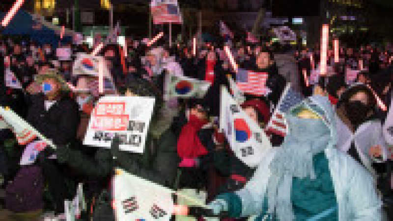 Susținători ai președintelui Yoon Suk Yeol, în apropierea locuinței sale Foto: Profimedia | Poza 3 din 6