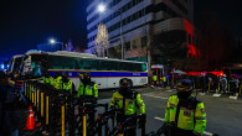 Polițiști păzesc o baricadă în apropierea locuinței lui Yoon Suk Yeol Foto: Profimedia | Poza 4 din 6
