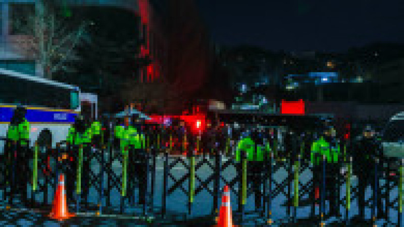Polițiști păzesc o baricadă în apropierea locuinței lui Yoon Suk Yeol Foto: Profimedia | Poza 2 din 6