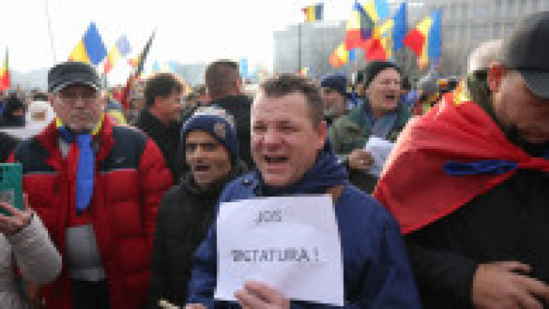 Susținători ai lui Călin Georgescu participă la un miting de protest în dreptul sediului Curții Constituționale din București, 10 ianuarie 2025. Inquam Photos / George Călin | Poza 4 din 6