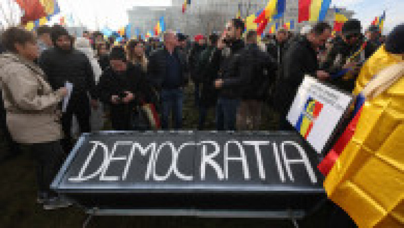 Susținători ai lui Călin Georgescu participă la un miting de protest în dreptul sediului Curții Constituționale din București, 10 ianuarie 2025. Inquam Photos / George Călin | Poza 3 din 6