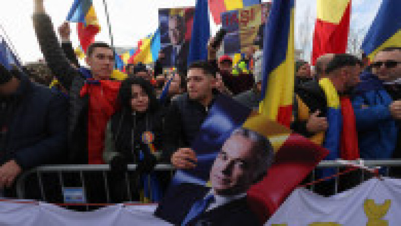 Susținători ai lui Călin Georgescu participă la un miting de protest în dreptul sediului Curții Constituționale din București, 10 ianuarie 2025. Inquam Photos / George Călin | Poza 2 din 6