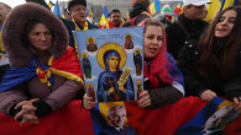 Susținători ai lui Călin Georgescu participă la un miting de protest în dreptul sediului Curții Constituționale din București, 10 ianuarie 2025. Inquam Photos / George Călin | Poza 6 din 6