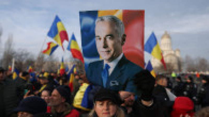 Susținători ai lui Călin Georgescu participă la un miting de protest în dreptul sediului Curții Constituționale din București, 10 ianuarie 2025. Inquam Photos / George Călin | Poza 5 din 6