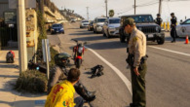 Un bărbat deghizat în pompier a fost prins în flagrant de polițiști, în timp ce încerca să jefuiască o casă din Malibu. Foto: Alex Kennedy/ X | Poza 1 din 3