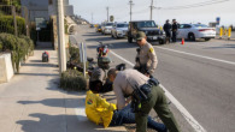 Un bărbat deghizat în pompier a fost prins în flagrant de polițiști, în timp ce încerca să jefuiască o casă din Malibu. Foto: Alex Kennedy/ X | Poza 2 din 3