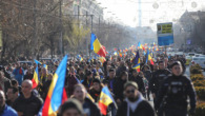 Călin Georgescu și susținători ai acestuia participă la un eveniment organizat cu ocazia Unirii Principatelor, la monumentul eroilor militari din Parcul Tineretului, în București, 24 ianuarie 2025. Inquam Photos / Adriana Neagoe | Poza 13 din 23