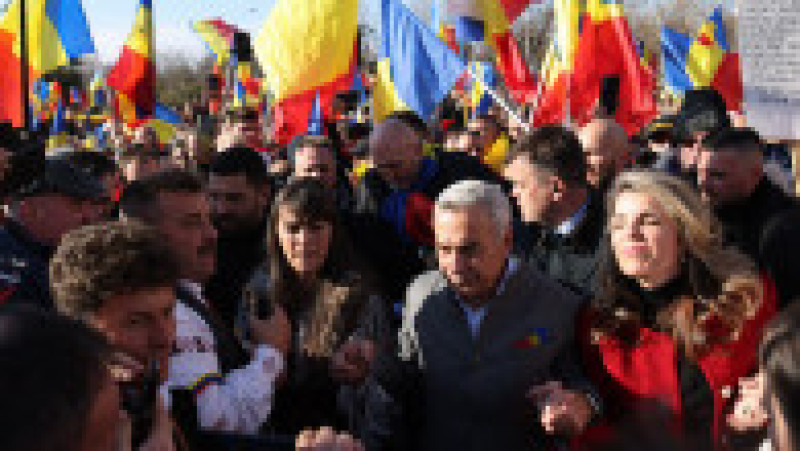 Călin Georgescu și susținători ai acestuia participă la un eveniment organizat cu ocazia Unirii Principatelor, la monumentul eroilor militari din Parcul Tineretului, în București, 24 ianuarie 2025. Inquam Photos / George Călin | Poza 2 din 23