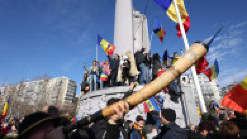 Călin Georgescu și susținători ai acestuia participă la un eveniment organizat cu ocazia Unirii Principatelor, la monumentul eroilor militari din Parcul Tineretului, în București, 24 ianuarie 2025. Inquam Photos / George Călin | Poza 3 din 23