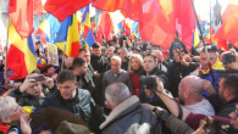 Călin Georgescu și susținători ai acestuia participă la un eveniment organizat cu ocazia Unirii Principatelor, la monumentul eroilor militari din Parcul Tineretului, în București, 24 ianuarie 2025. Inquam Photos / Adriana Neagoe | Poza 4 din 23