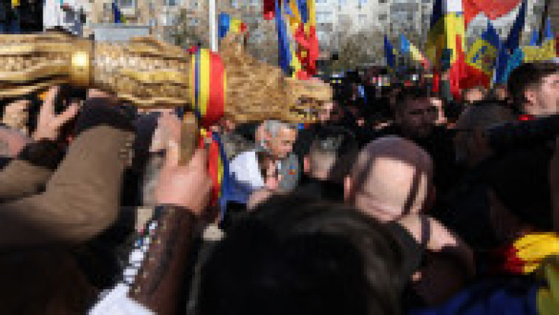 Călin Georgescu și susținători ai acestuia participă la un eveniment organizat cu ocazia Unirii Principatelor, la monumentul eroilor militari din Parcul Tineretului, în București, 24 ianuarie 2025. Inquam Photos / George Călin | Poza 5 din 23