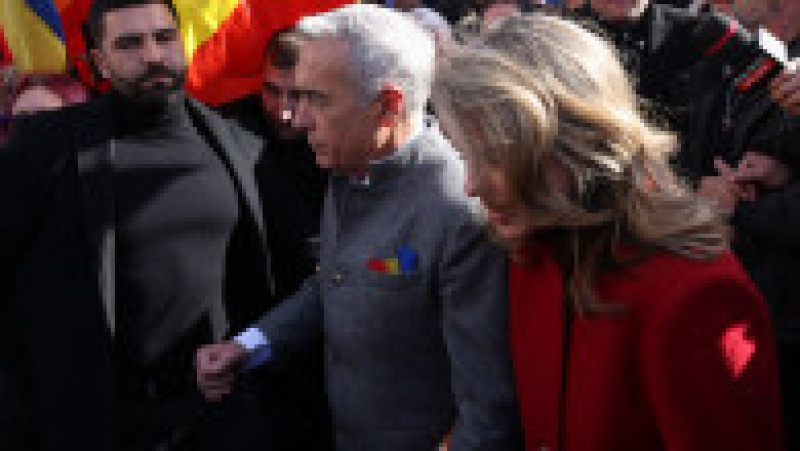 Călin Georgescu și susținători ai acestuia participă la un eveniment organizat cu ocazia Unirii Principatelor, la monumentul eroilor militari din Parcul Tineretului, în București, 24 ianuarie 2025. Inquam Photos / George Călin | Poza 7 din 23