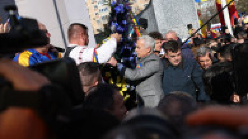 Călin Georgescu și susținători ai acestuia participă la un eveniment organizat cu ocazia Unirii Principatelor, la monumentul eroilor militari din Parcul Tineretului, în București, 24 ianuarie 2025. Inquam Photos / George Călin | Poza 6 din 23