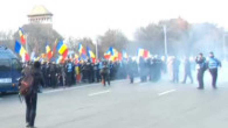 Un protestatar a aruncat o petardă la protestul din PIața Victoriei. Foto: Digi24 | Poza 23 din 23