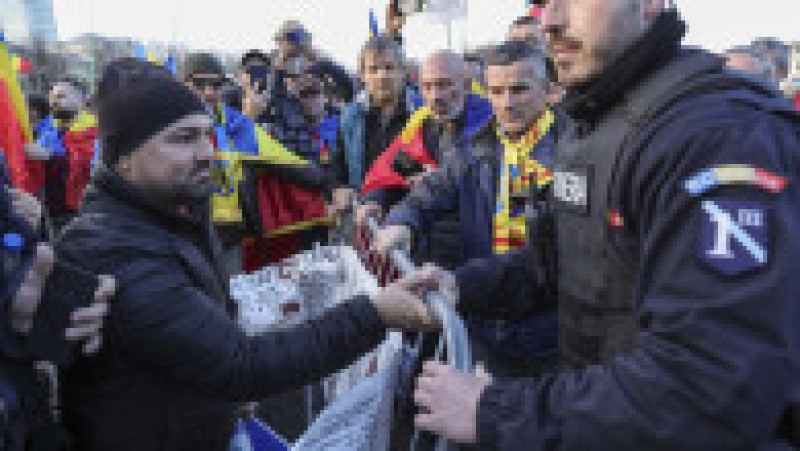 Protest in Piata Victoriei din Bucuresti, 24 ianuarie 2025. Inquam Photos / Sabin Cirstoveanu | Poza 17 din 23