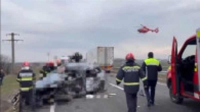 Accident grav pe DN6, județul Dolj: Trei morți și trei răniți. Drumul este blocat iar un elicopter intervine în zonă. Foto: IPJ Dolj/ Digi24 | Poza 1 din 3