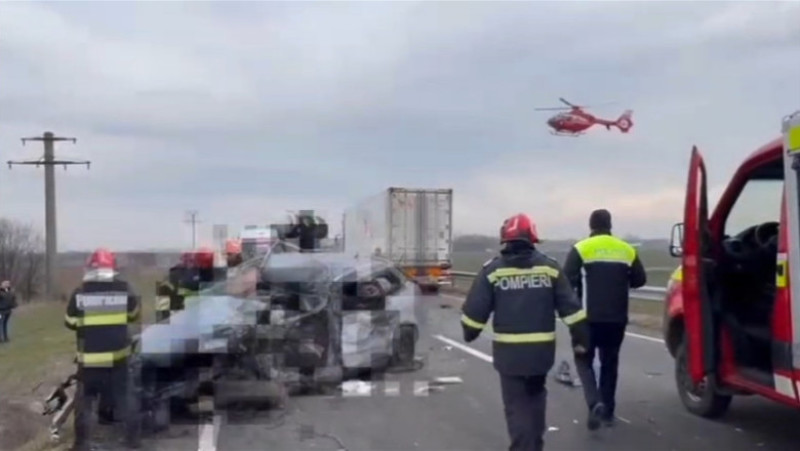 Accident grav pe DN6, județul Dolj: Trei morți și trei răniți. Drumul este blocat iar un elicopter intervine în zonă. Foto: IPJ Dolj/ Digi24