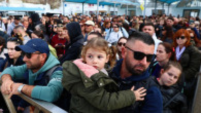 Sute de oameni așteaptă feribotul pentru a părăsi insula Santorini. Foto: Profimedia | Poza 7 din 9