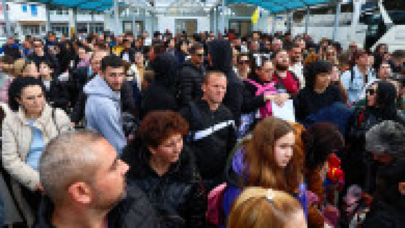 Sute de oameni așteaptă feribotul pentru a părăsi insula Santorini. Foto: Profimedia | Poza 9 din 9