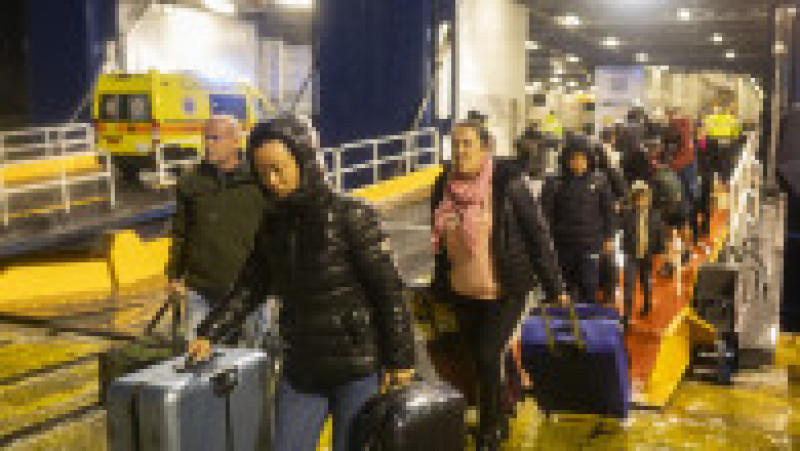 Sute de oameni au ajuns din Pireu cu feribotul din insula Santorini. Foto: Profimedia | Poza 5 din 9