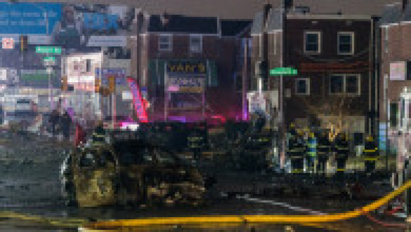 Urmările prăbușirii ambulanței aerienei în Philadelphia, SUA Foto: Profimedia | Poza 4 din 7