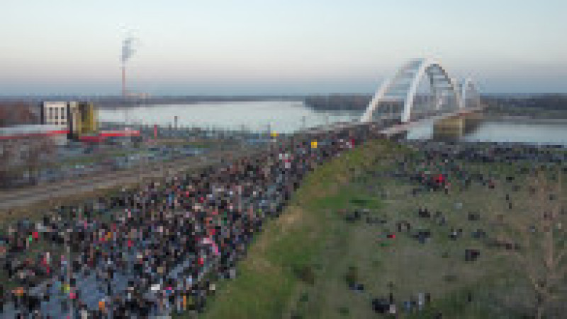 Zeci de mii de oameni s-au adunat la Novi Sad pentru a participa la blocajele numite „Trei luni - trei poduri”. Foto: Profimedia | Poza 7 din 8