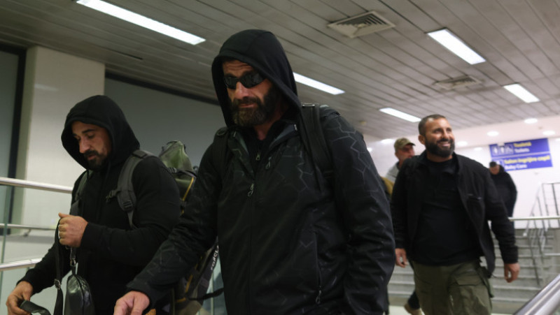 Mercenarii români plecați din Congo au sosit în România și părăsesc aeroportul internațional Henri Coandă din Otopeni. Foto: Inquam Photos/ George Călin