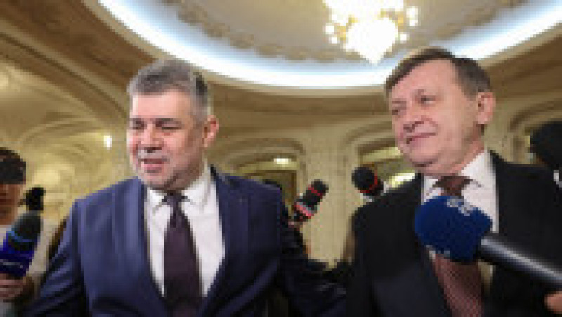 Marcel Ciolacu și Crin Anonescu, la Congresul Partidului Social Democrat pentru desemnarea candidatului PSD la alegerile prezidenţiale, la Palatul Parlamentului din București, 2 februarie 2025. Inquam Photos / George Călin | Poza 8 din 9