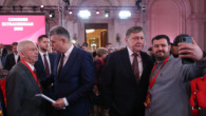 Marcel Ciolacu și Crin Antonescu, la congresul Partidului Social Democrat pentru desemnarea candidatului PSD la alegerile prezidenţiale, la Palatul Parlamentului din București, 2 februarie 2025. Inquam Photos / George Călin | Poza 6 din 9