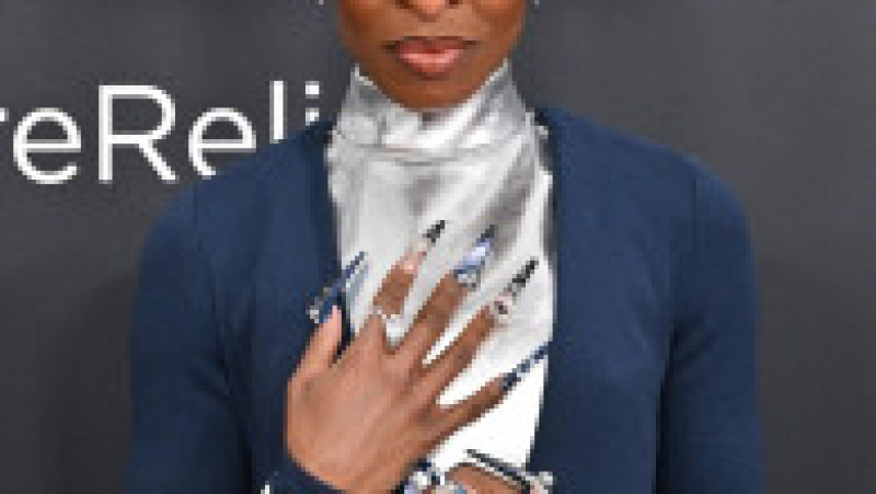 Cynthia Erivo a purtat o bustieră metalică din vinil sub rochia adânc decupată Louis Vuitton. Foto: Profimedia | Poza 7 din 11