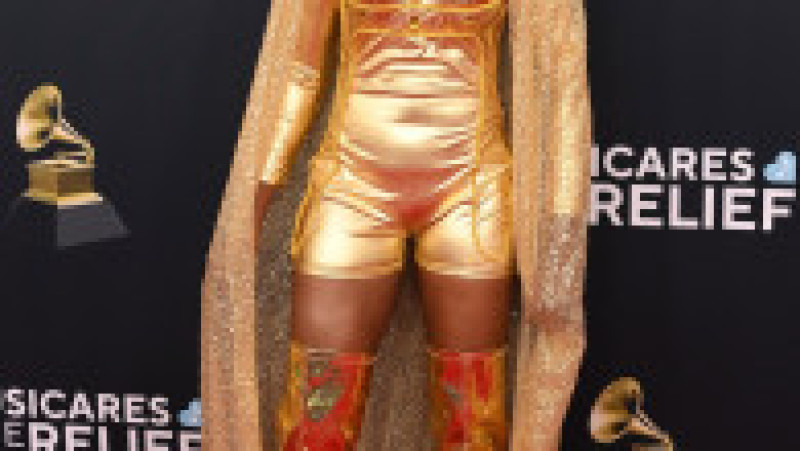 Saxofonista ar fi arătat mai bine la Comic-Con în această ținută aurie inspirată de supereroi. Aceasta includea o salopetă din spandex, o pelerină aurie strălucitoare și cizme metalice aurii. Foto: Profimedia | Poza 5 din 9