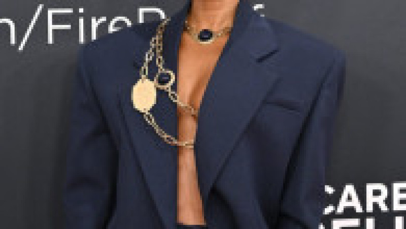 Janelle Monáe a optat pentru o paletă subtilă, iar stilista Alexandra Mandelkorn a spus pentru Hollywood Reporter că „nu se simte potrivit să alegi un look exagerat sau prea pompos” în urma incendiilor devastatoare din Los Angeles. | Poza 2 din 11