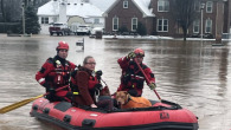 Cel puțin 10 persoane au murit în urma inundațiilor devastatoare din SUA. Trump a declarat stare de urgență. Foto: Clarksville Fire Rescue via Getty Images | Poza 4 din 4