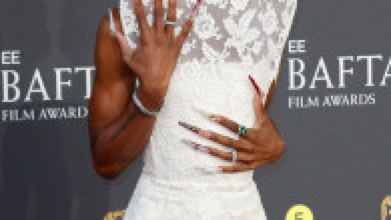 Vedeta „Wicked”, Cynthia Erivo, a sfidat gravitația într-o rochie Louis Vuitton din dantelă, cu o parte din față structurată, care a fost trasă în sus. Foto: Profimedia | Poza 7 din 15