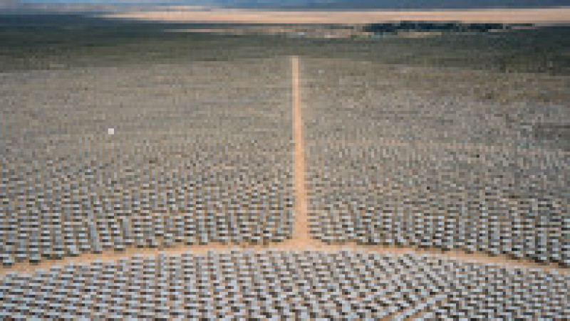 Energia solară super-concentrată transformă apa în aburi care antrenează o turbină pentru a produce electricitate. Foto: Profimedia Images | Poza 3 din 12