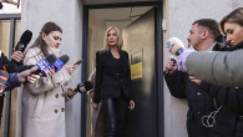 Laura Vicol iese din arestul central. Foto: Inquam Photos / Octav Ganea | Poza 2 din 5