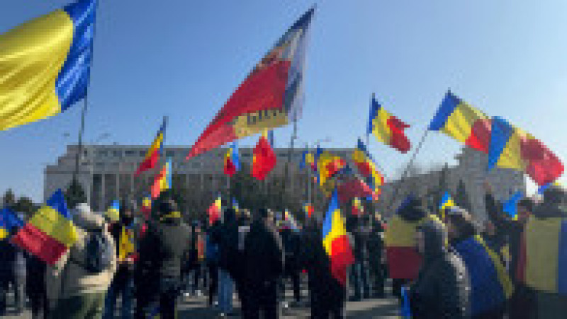 Boicotul lui Călin Georgescu a scos sute de oameni în Piața Victoriei | Poza 6 din 7