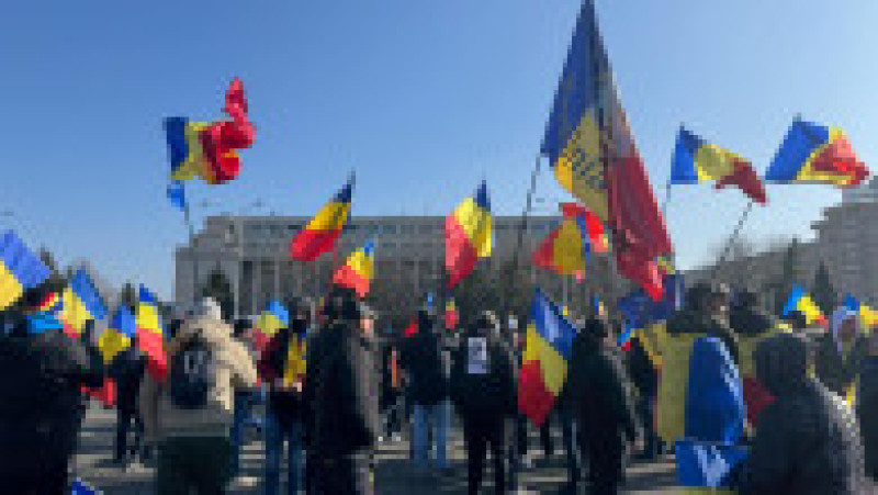 Boicotul lui Călin Georgescu a scos sute de oameni în Piața Victoriei | Poza 3 din 7