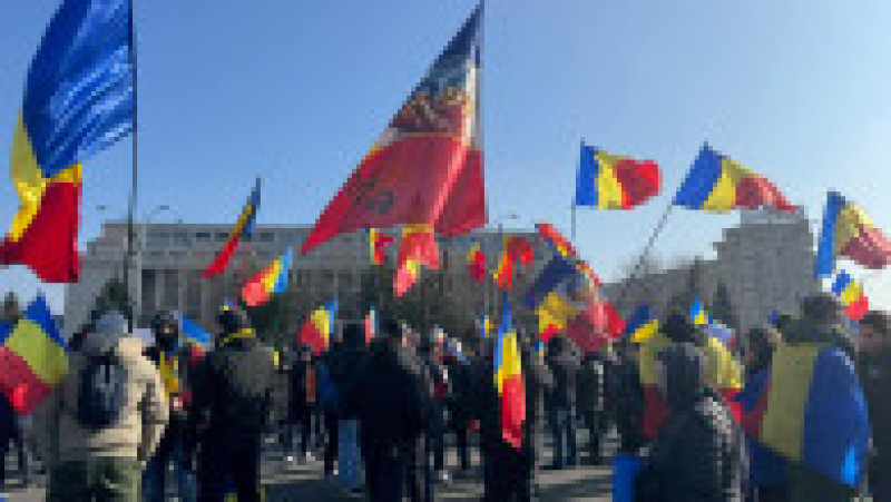 Boicotul lui Călin Georgescu a scos sute de oameni în Piața Victoriei | Poza 4 din 7