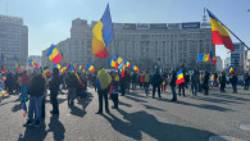 Boicotul lui Călin Georgescu a scos sute de oameni în Piața Victoriei | Poza 5 din 7