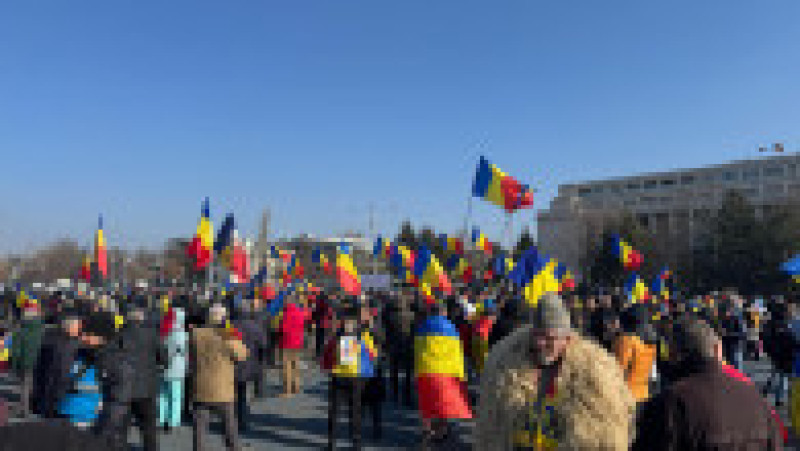 Boicotul lui Călin Georgescu a scos sute de oameni în Piața Victoriei | Poza 7 din 7