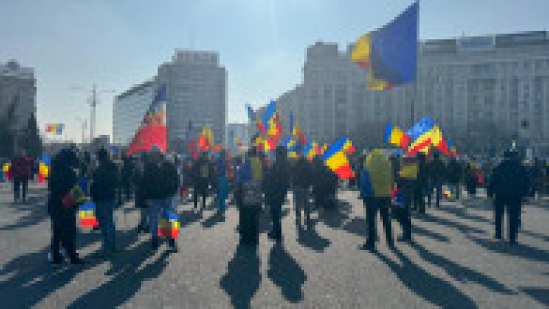 Boicotul lui Călin Georgescu a scos sute de oameni în Piața Victoriei | Poza 2 din 7