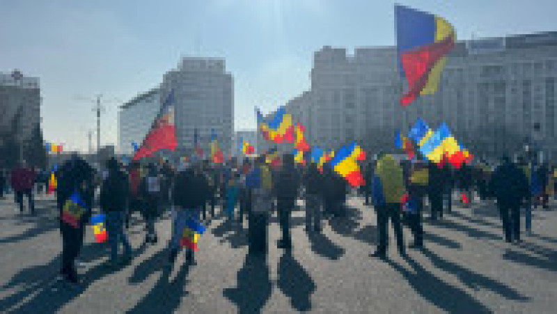Boicotul lui Călin Georgescu a scos sute de oameni în Piața Victoriei | Poza 1 din 7