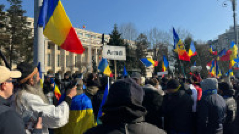 Susținătorii lui Călin Georgescu protestează în fața Guvernului | Poza 4 din 6