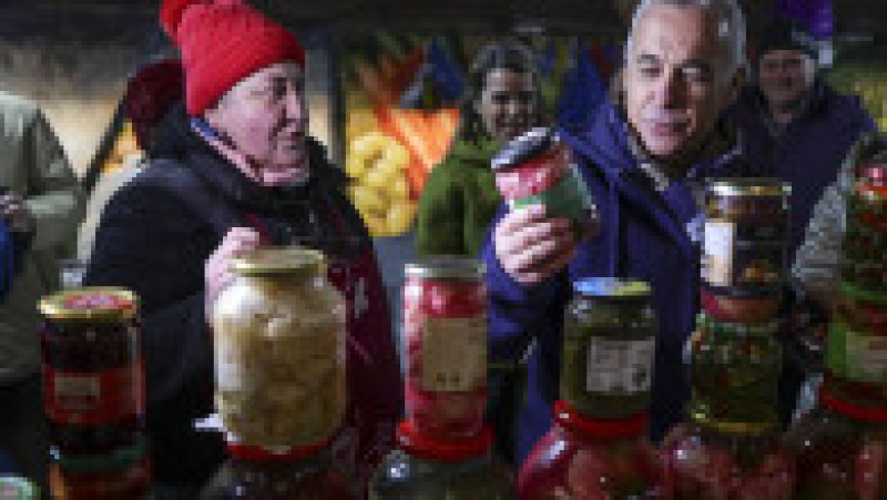 Călin Georgescu și Cristela, în piața 16 Februarie din Capitală. Foto: Inquam Photos / Octav Ganea | Poza 2 din 7