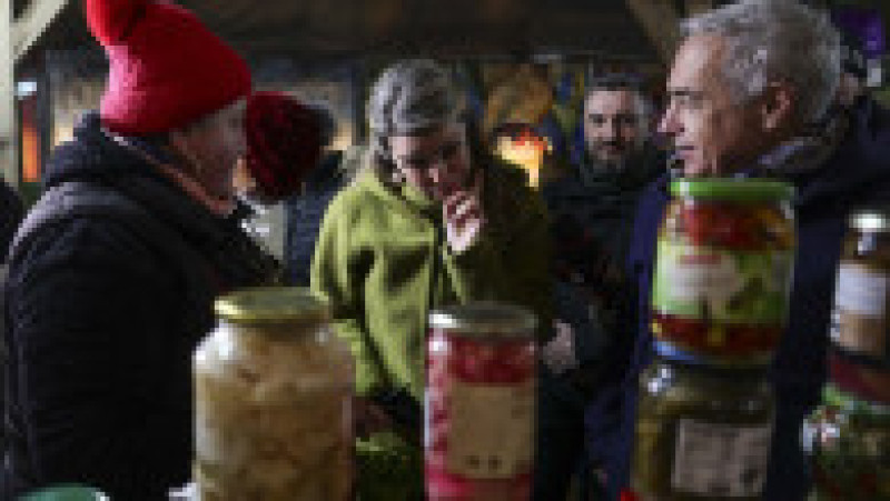 Călin Georgescu și Cristela, în piața 16 Februarie din Capitală. Foto: Inquam Photos / Octav Ganea | Poza 3 din 7