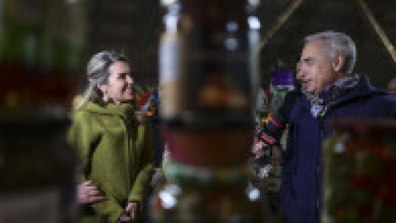 Călin Georgescu și Cristela, în piața 16 Februarie din Capitală. Foto: Inquam Photos / Octav Ganea | Poza 4 din 7