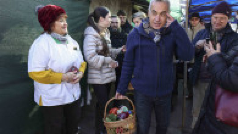 Călin Georgescu și Cristela, în piața 16 Februarie din Capitală. Foto: Inquam Photos / Octav Ganea | Poza 5 din 7