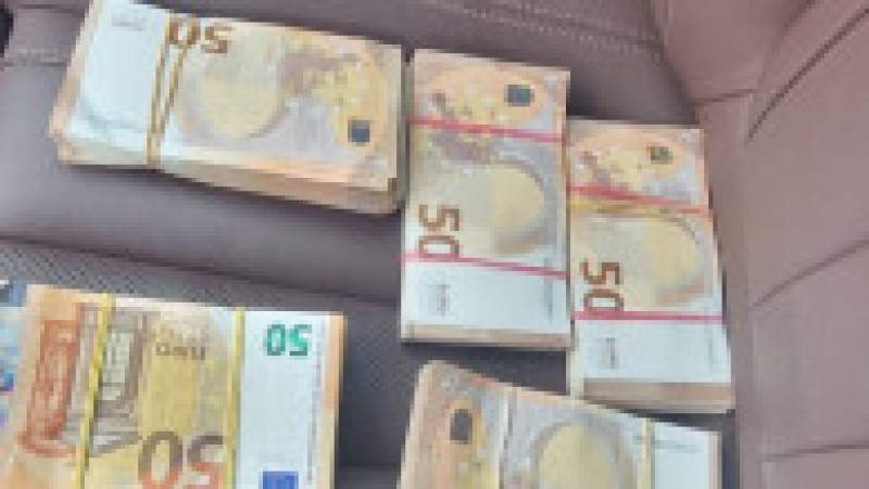 Procurorii au găsit sume mari de bani în timpul perchezițiilor | Poza 3 din 4