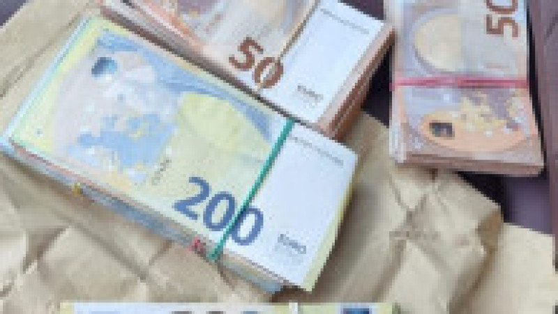 Procurorii au găsit sume mari de bani în timpul perchezițiilor | Poza 4 din 4
